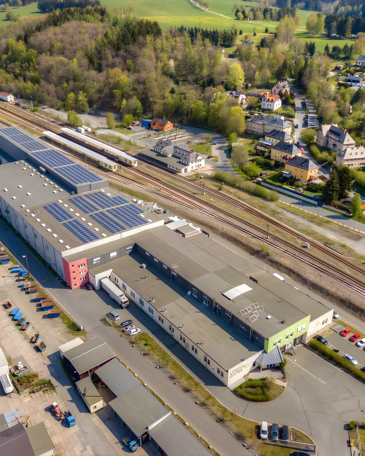 Das Lebensgarten-Werk am Güterbahnhof 3 in Adorf aus der Luft