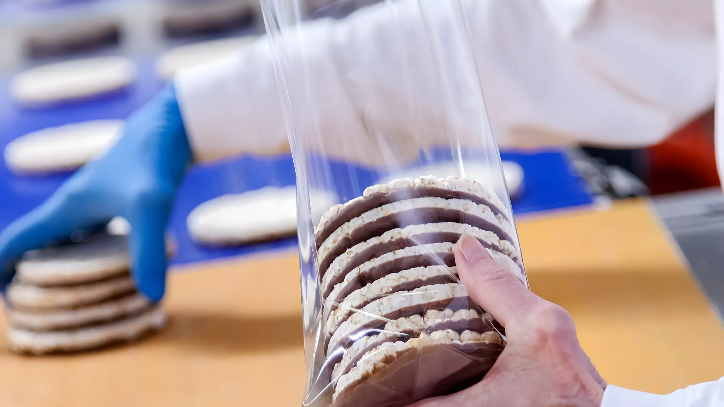 Mitarbeiter prüft schokolierte glutenfreie Reiswaffeln