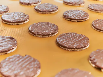 Schokolierte glutenfreie Reiswaffeln auf dem Band