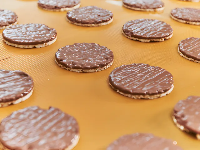 Schokolierte glutenfreie Reiswaffeln auf dem Band