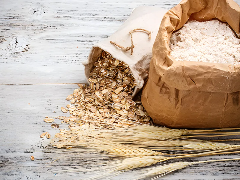 Bio-Haferflocken im Papiersack